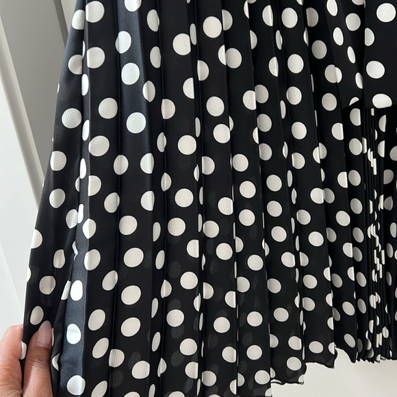 Black and white oversized silky pleated dress - Picture 3 of 4